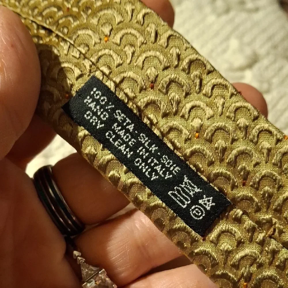Brioni Elegant Gold Patterned Tie